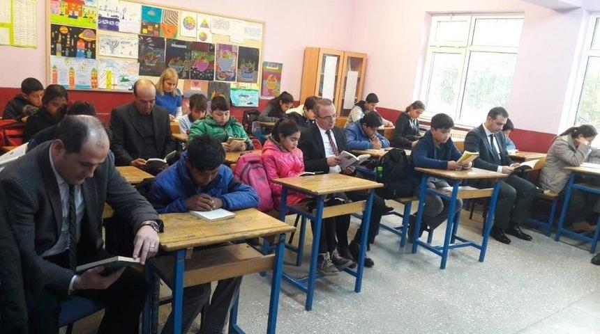 Kaymakam &Ouml;ner, Pelitk&ouml;yl&uuml; &Ouml;ğrencilerle Kitap Okudu