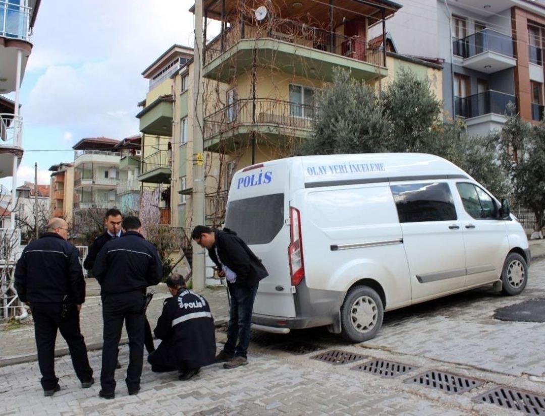 Bı&ccedil;akladığı Eşi Tarafından Eve Kilitlenen Koca, İnmeye &Ccedil;alıştığı 2&rsquo;nci Kattan Yere &Ccedil;akıldı