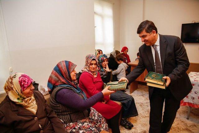 Belediye Başkanı Rıdvan Fadıloğlu’ndan Kursiyerlere Anlamlı Hediye