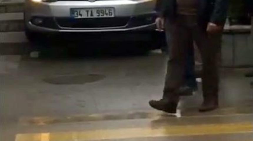 Otomobiliyle Merdivenlerden İnmek İsteyen S&uuml;r&uuml;c&uuml; Zor Anlar Yaşadı