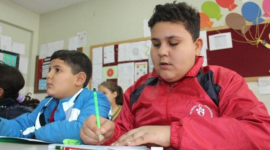 Bakışları İle Fenomen Olan Suriyeli &Ccedil;ocuk Okula Başladı