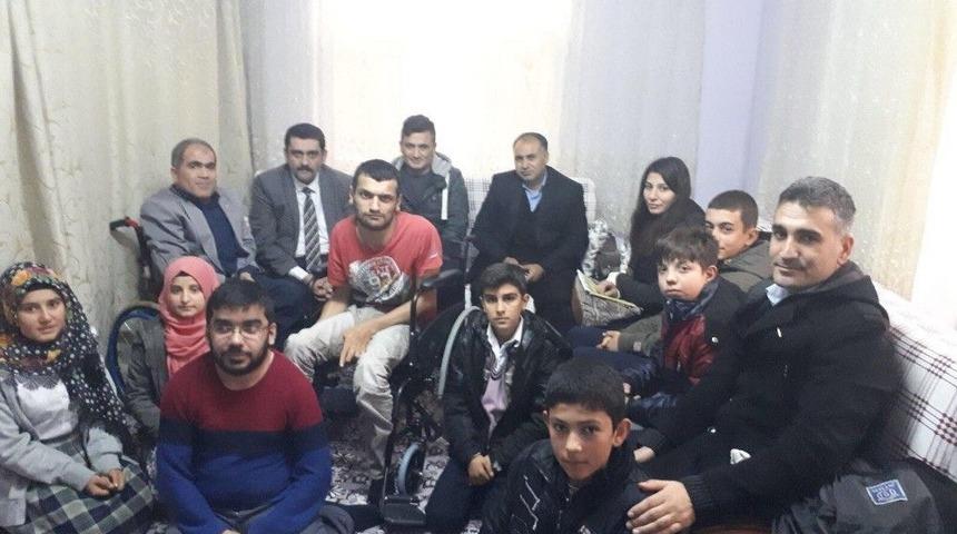 Besni İl&ccedil;esinde Tekerlekli Sandalye Dağıtımına Başlandı