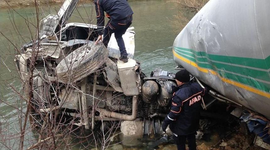 Beton Mikseri, P&uuml;l&uuml;m&uuml;r &Ccedil;ayına Devrildi: 1 Yaralı