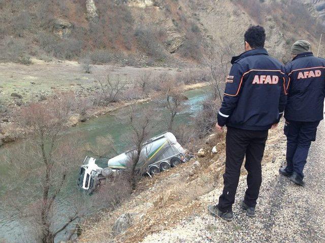 Beton Mikseri, Pülümür Çayına Devrildi: 1 Yaralı