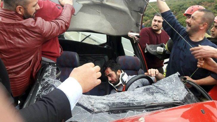 Kula’da Otomobil Kamyona Çarptı: 2 Yaralı G1