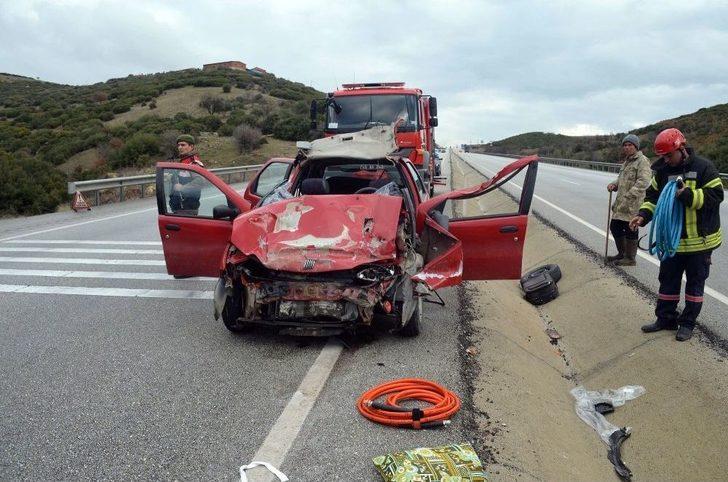 Kula’da Otomobil Kamyona Çarptı: 2 Yaralı G4