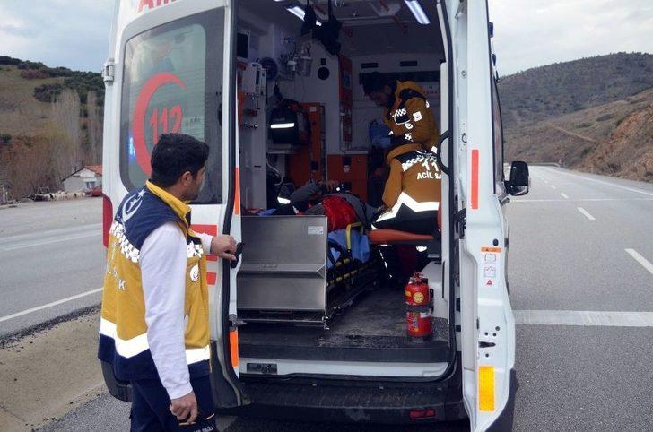 Kula’da Otomobil Kamyona Çarptı: 2 Yaralı G5