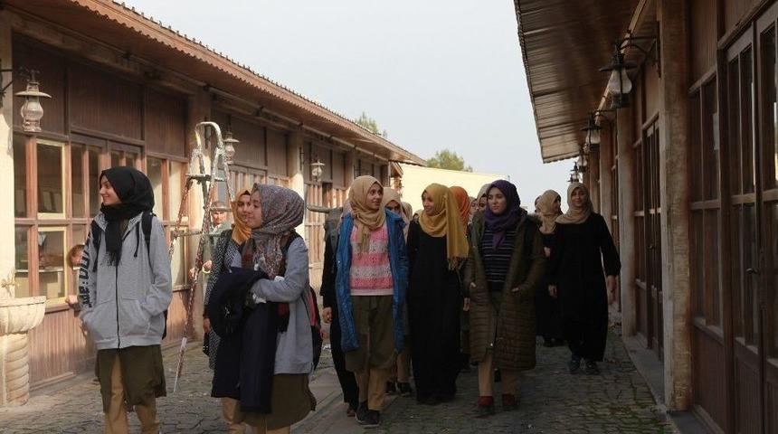 Kız Öğrenciler Adıyaman Üniversitesini Gezdi