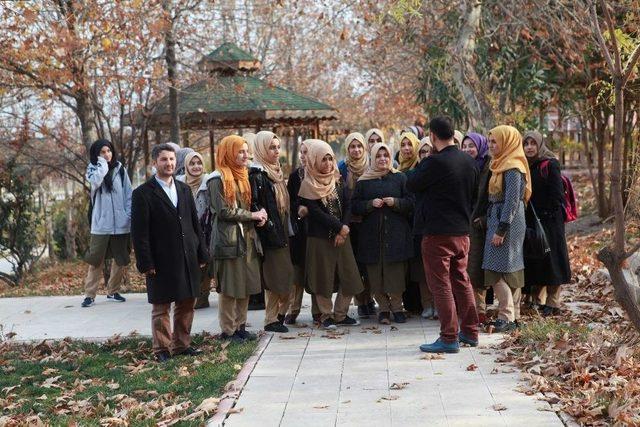 Kız Öğrenciler Adıyaman Üniversitesini Gezdi