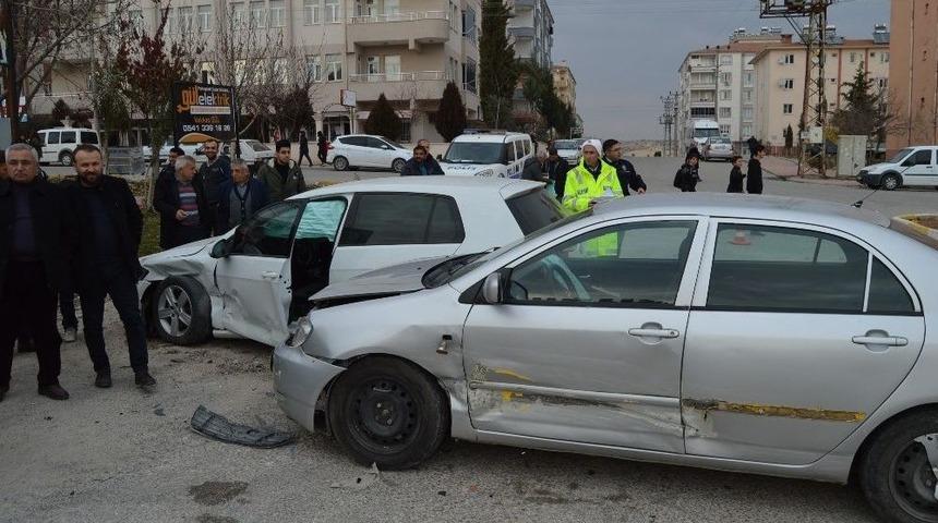 3 Aracın Karıştığı Kazada 1 Kişi Yaralandı