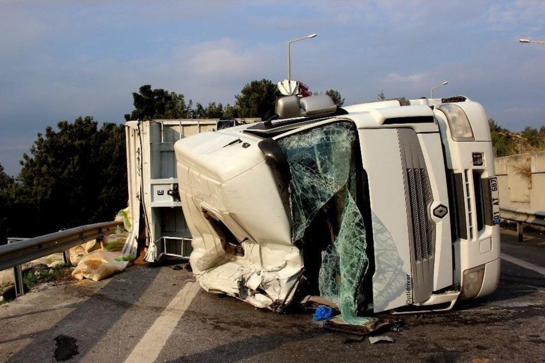 Hatay&rsquo;da Virajı Alamayan Tır Otobanda Devrildi: 1 Yaralı