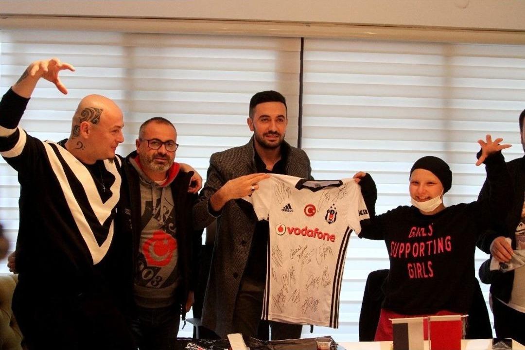 Kemoterapi Tedavisi G&ouml;ren Beşiktaş Aşığı Gen&ccedil; Kıza Beşiktaşlı Futbolculardan İmzalı Forma