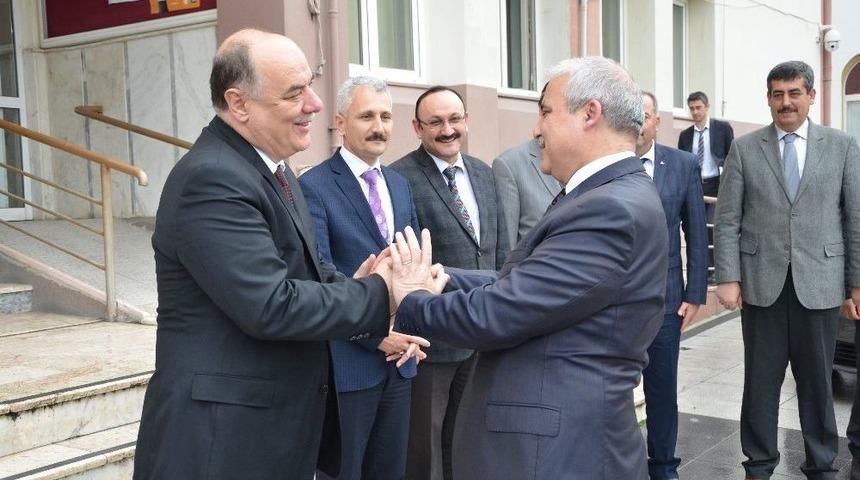 Vali G&uuml;ven&ccedil;er, Emekli Olan Milli Eğitim M&uuml;d&uuml;r&uuml; Dernekbaş&rsquo;ı Uğurladı