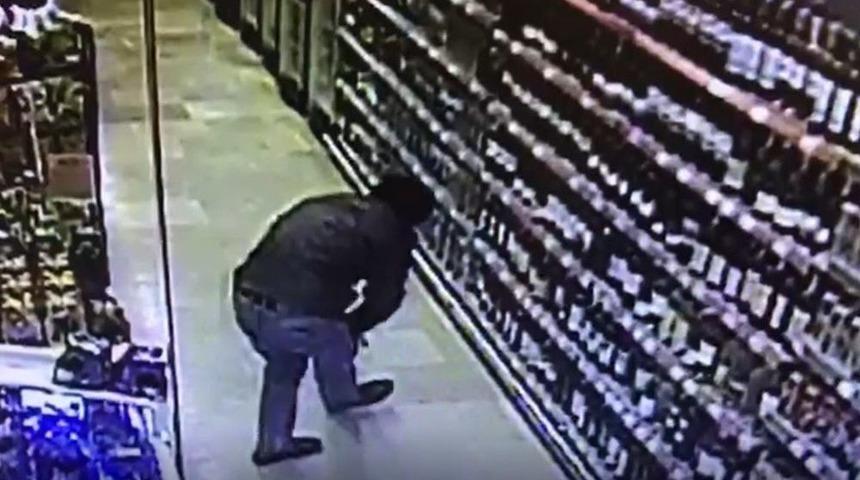 &Ouml;nce Alkol &Ccedil;aldı, Sonra Eşini Bı&ccedil;aklayıp Balkondan D&uuml;şt&uuml;