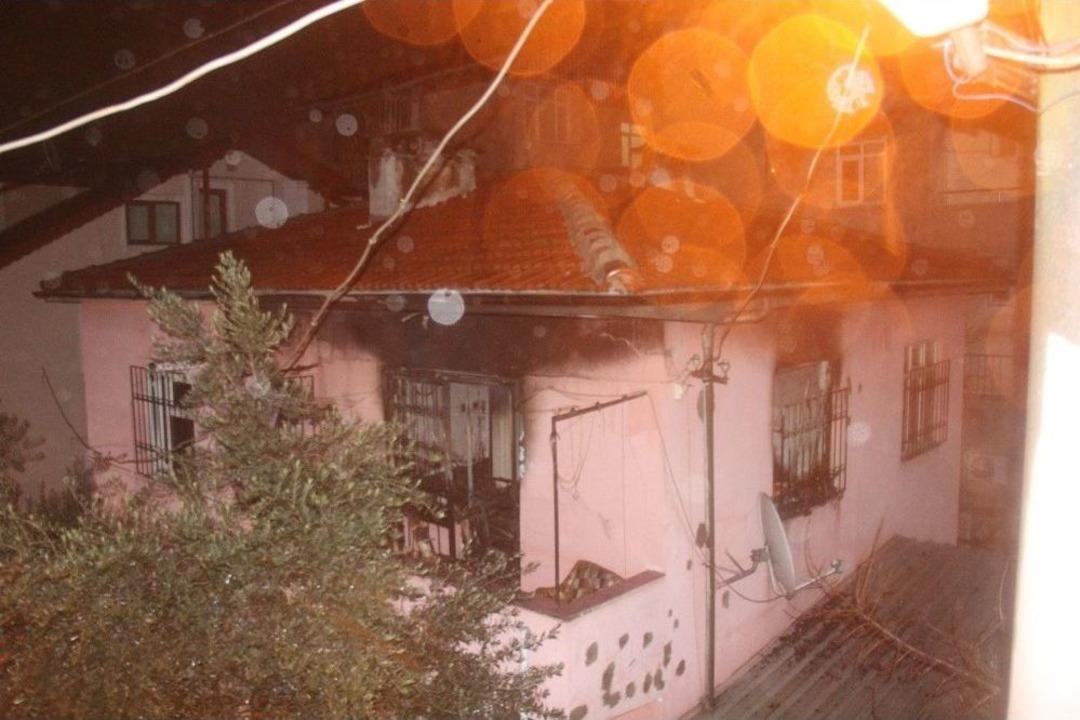 Evde Mahsur 83 Yaşındaki Adam Yanarak Can Verdi