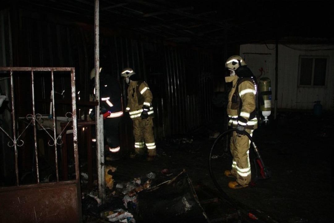 Beylikd&uuml;z&uuml;&rsquo;nde Konteynerde Yangın: 3 &Ouml;l&uuml;, 1 Yaralı