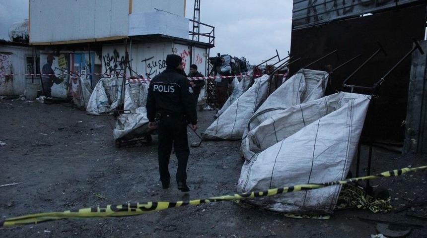 Beylikd&uuml;z&uuml;&rsquo;nde Yangında &Ouml;len Kağıt Toplayıcılardan Geriye Arabaları Kaldı