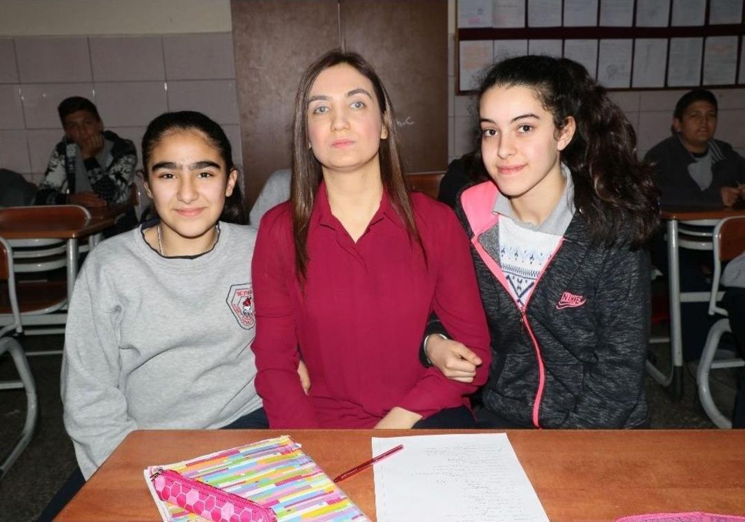 (&ouml;zel Haber) G&ouml;rme Engelli &Ouml;ğretmen, &Ouml;ğrencileriyle Hayata Tutunuyor