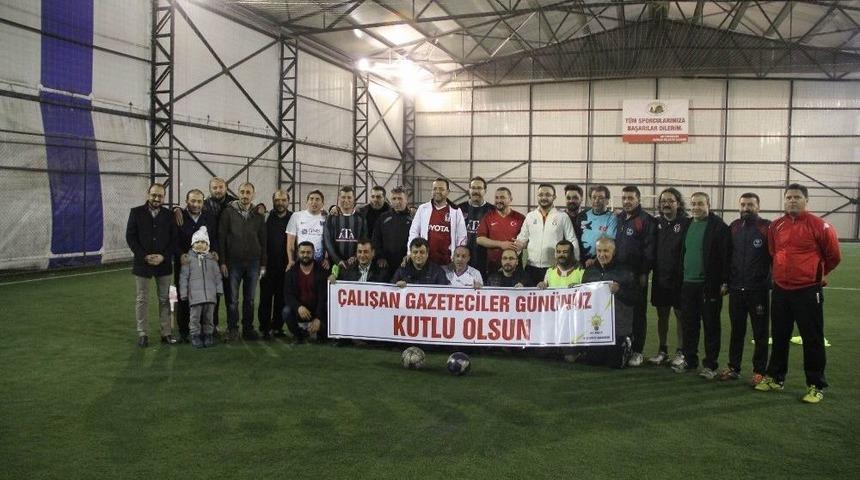 Ak Parti İle Gazeteciler Dostluk Ma&ccedil;ında Karşılaştı