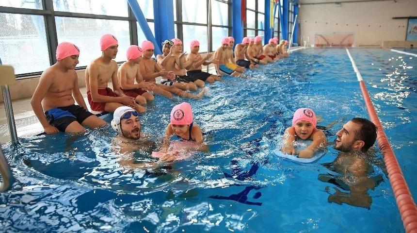 Bucalı &Ouml;ğrencilere Tatil Hediyesi