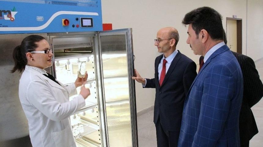 Rekt&ouml;r Karacoşkun, Araştırma Laboratuvarını İnceledi