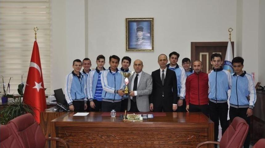 Başarılı Voleybolculardan Kaymakam Can&rsquo;a Ziyaret