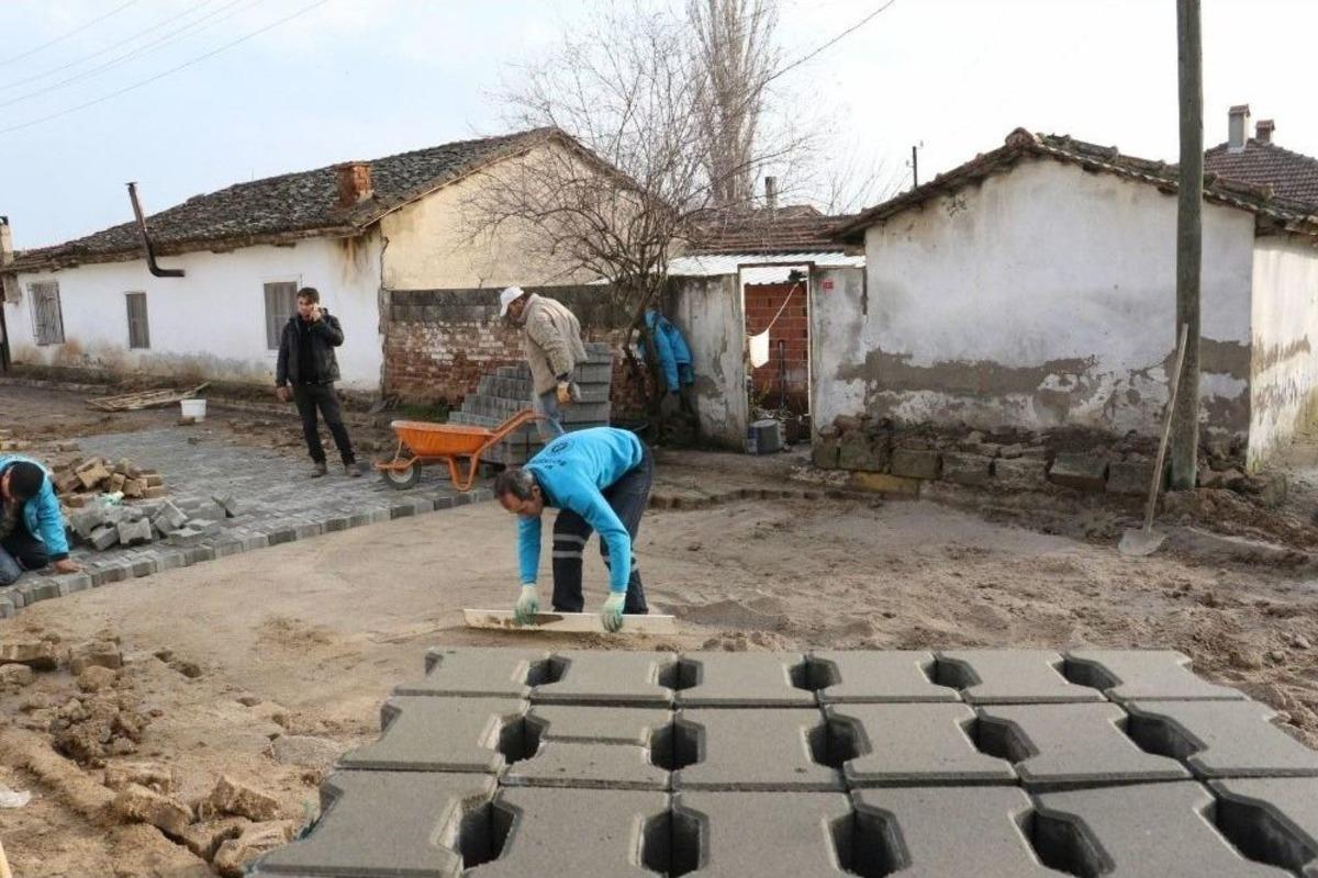 Ambulans Şof&ouml;r&uuml;n&uuml;n Sırtında Taşıdığı Engelli Yaşlıya Yardım Eli