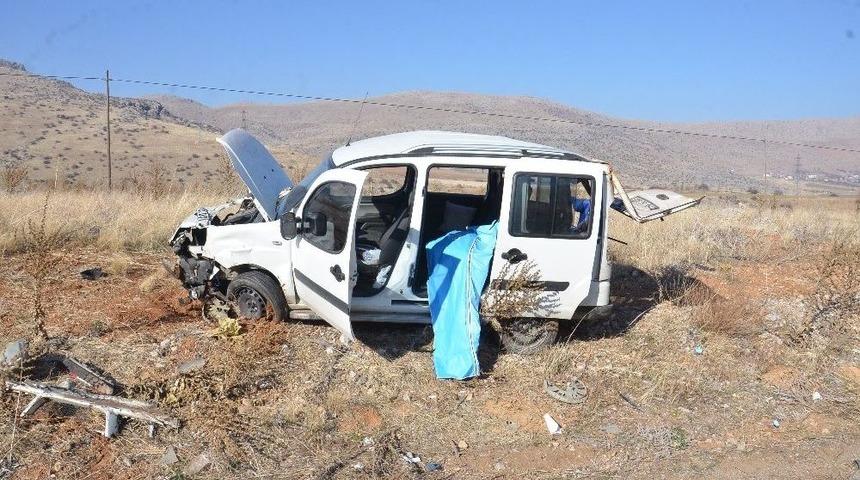 Panelvan Takla Attı: 1 &Ouml;l&uuml;, 3 Yaralı