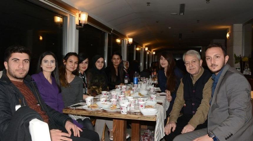 &Ouml;ğretmenler, Yorucu Ge&ccedil;en D&ouml;nemin Sonunda M&uuml;zikle Eğlendi