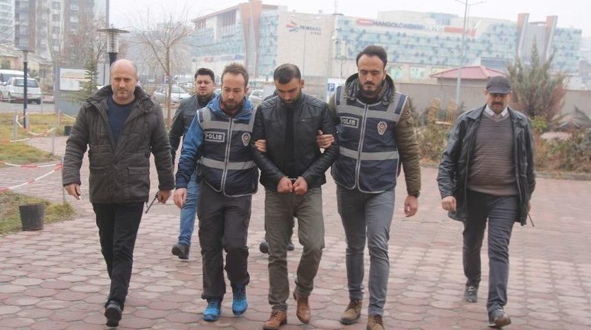 Emniyet&rsquo;e Gidip &ldquo;ben Geldim&rdquo; Diyen Cinayet Zanlısı Adliyede