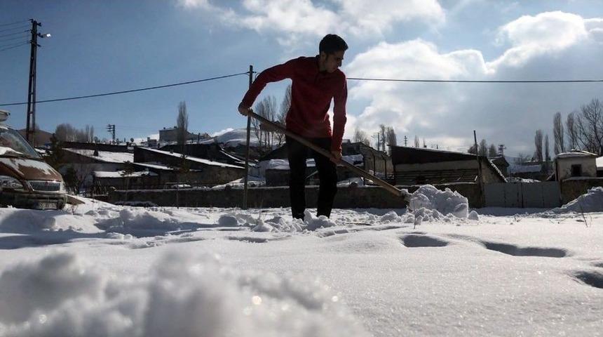 Kars&rsquo;ta Vatandaşların Karla M&uuml;cadelesi