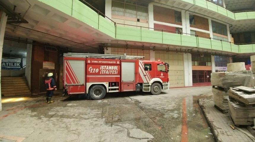 (&ouml;zel Haber) Başakşehir Ayakkabıcılar Sitesi&rsquo;nde Yangın &Ccedil;ıktı
