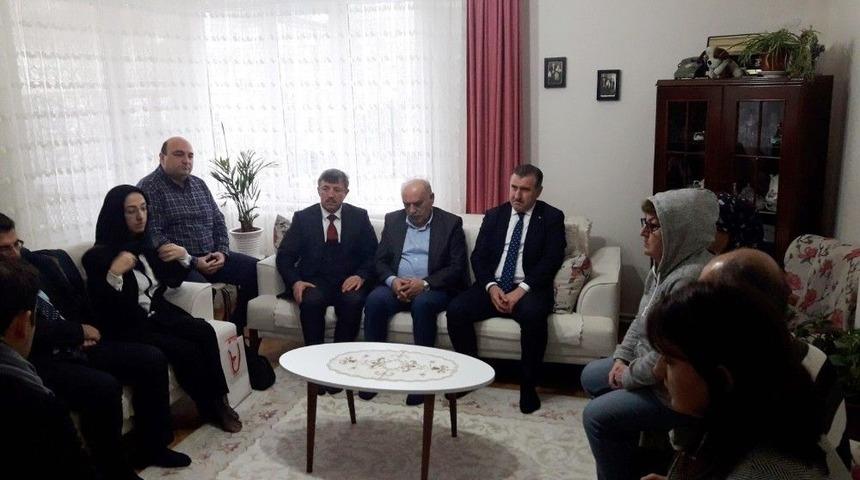 Gen&ccedil;lik Ve Spor Bakanı Bak, Kalp Krizinden &Ouml;len İl&ccedil;e M&uuml;d&uuml;r&uuml;n&uuml;n Ailesini Ziyaret Etti