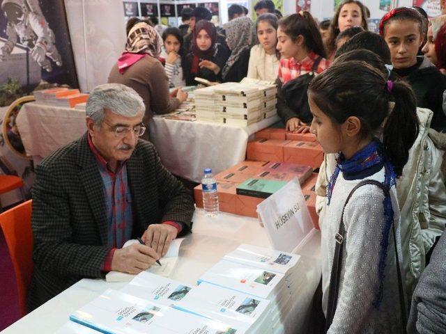 Sosyal Medya Gençlerin Kitap Okumasını Engelliyor