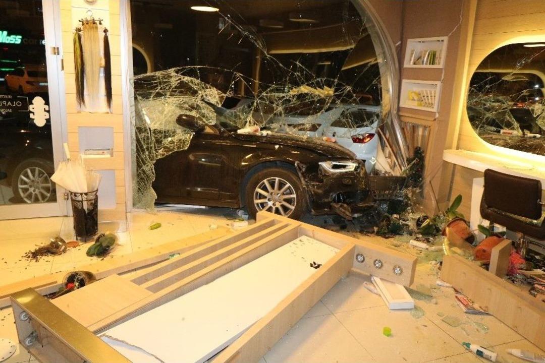 L&uuml;ks Otomobil Kadın Kuaf&ouml;r&uuml;ne Daldı