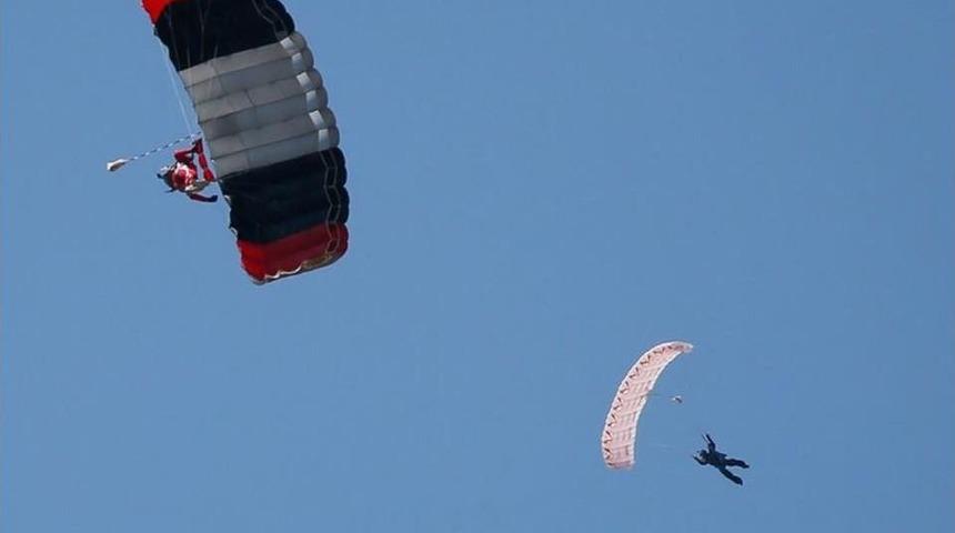 Paraş&uuml;tler İzmir Semalarını S&uuml;sledi