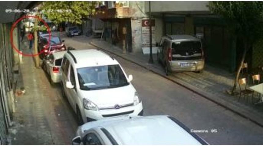 (özel) Tırmanarak Girdiği Evin Kapısından Yürüyerek Çıkan Hırsız Kamerada