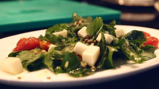 Beyaz peynirli tahıl salatası nasıl servis edilir?