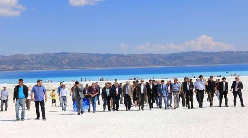 Bakanlık Yetkilileri Salda G&ouml;l&uuml;&rsquo;nde İncelemelerde Bulundu