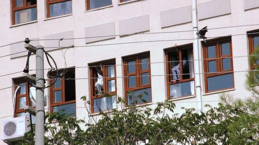 Okulda Tehlikeli Şekilde Perde Asan Kadınlar Y&uuml;rekleri Ağza Getirdi