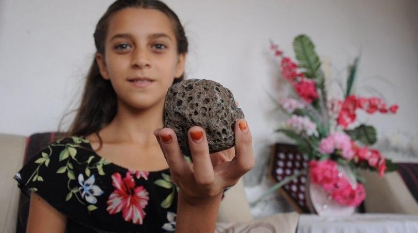 Küçük Kız Göktaşı Sandığı Taşın İncelenmesini İstiyor