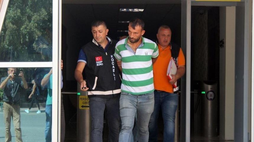 Ka&ccedil;ak Yollarla Taşıdıkları M&uuml;lteciyi Yol Kenarında &Ouml;l&uuml;me Terk Eden Şahıslar Tutuklandı