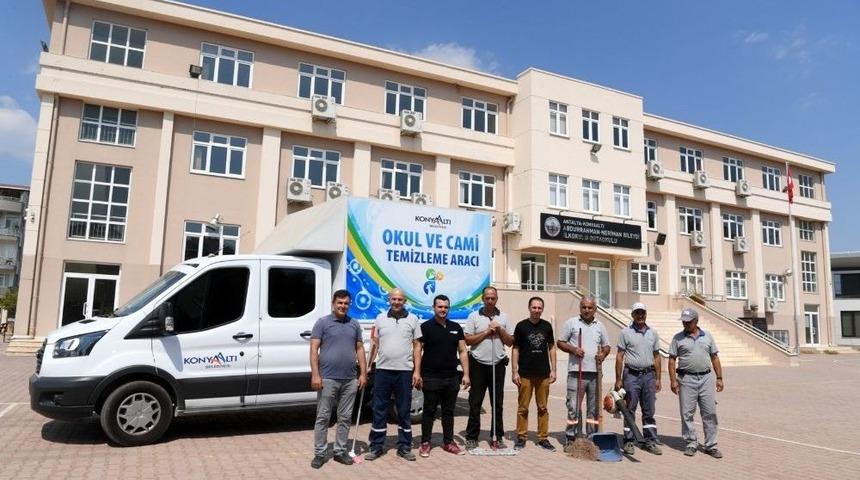 Konyaaltı Belediyesi, Okullarda Boya Ve Temizlik Yapıyor