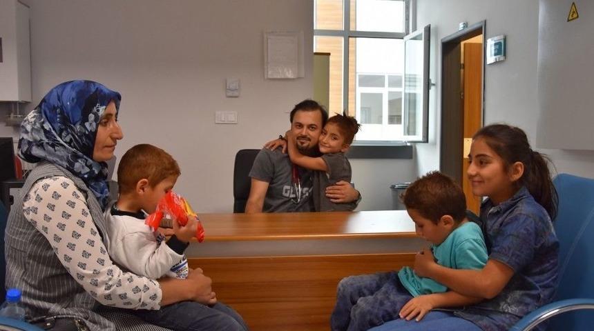 K&uuml;&ccedil;&uuml;k Şirin Kahraman Doktorunu Uğurladı