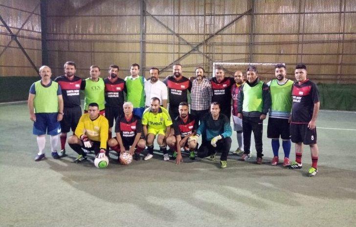 Van Basını Ve Zabıta Çim Sahada Ter Döktü G1