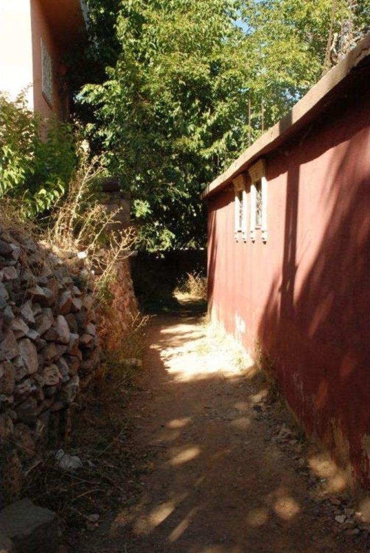 (özel Haber) Yol Yapılmazsa İlayda Okula Gidemeyecek G3