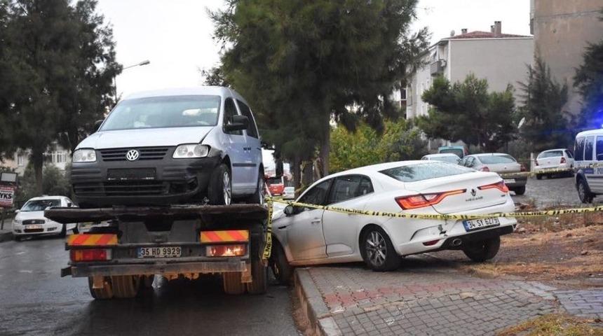 Kaza Yapan Araçta Bıçaklanmış Ceset Bulundu