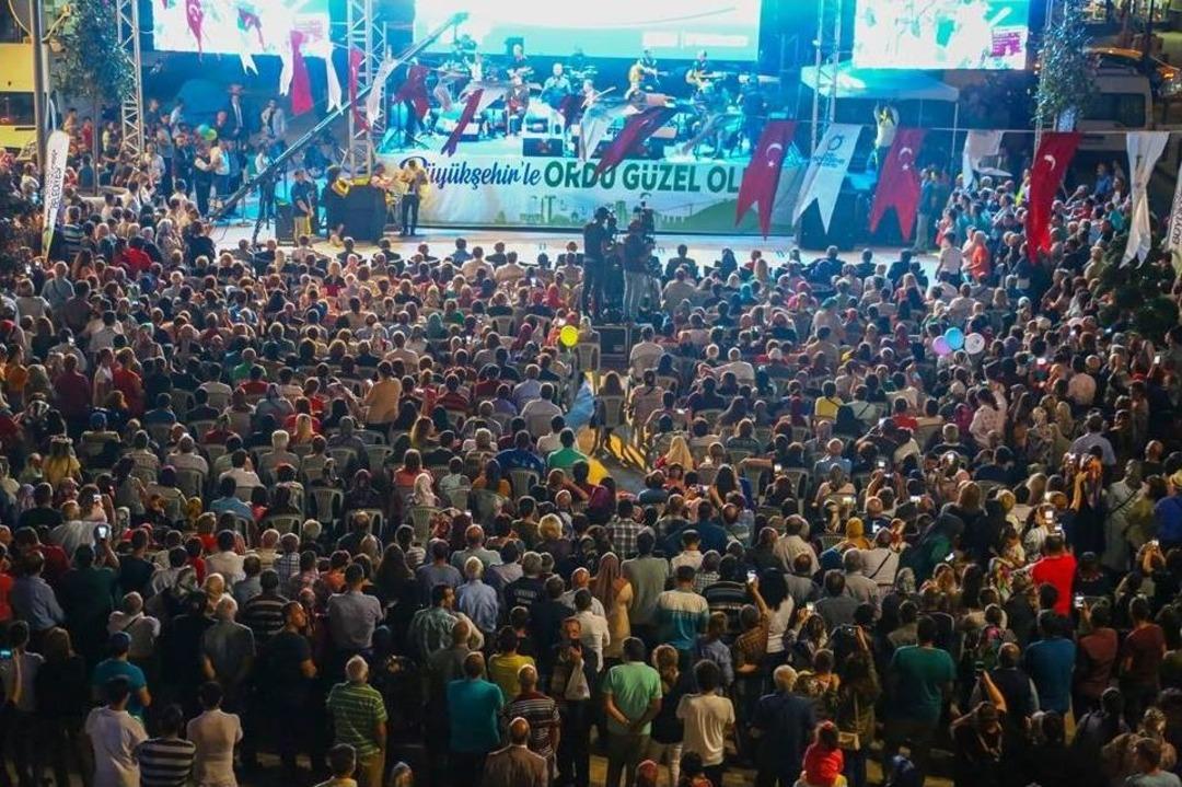 Ordu T&uuml;rk&uuml;leriyle Coştu