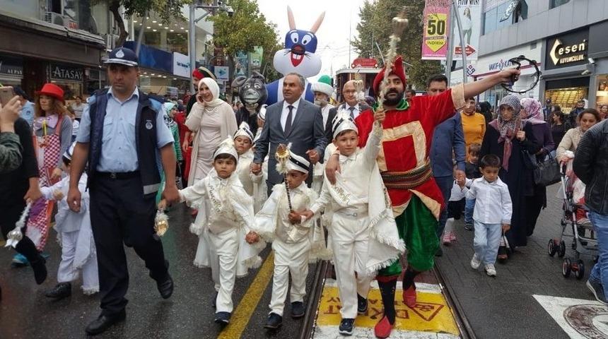 Erkekliğe İlk Adımı Attılar Caddede Y&uuml;r&uuml;d&uuml;ler