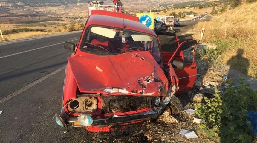 İki Otomobil &Ccedil;arpıştı: 3 Yaralı